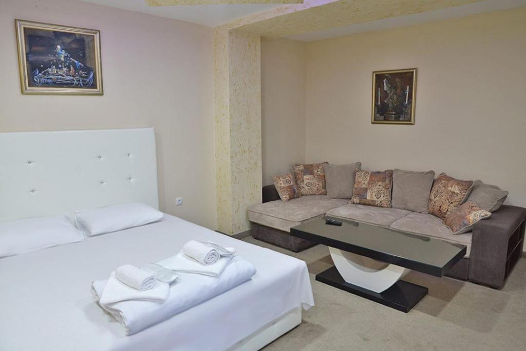 Vila Lunar Lux Hotel Kruševac Exterior foto