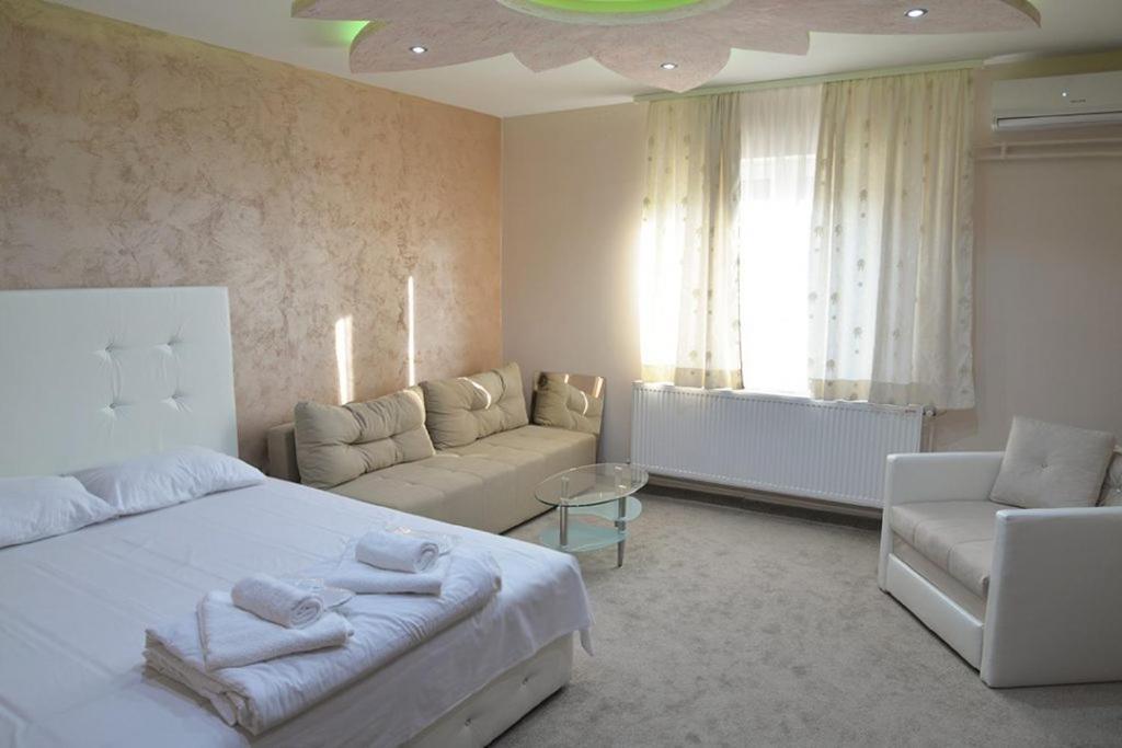 Vila Lunar Lux Hotel Kruševac Exterior foto